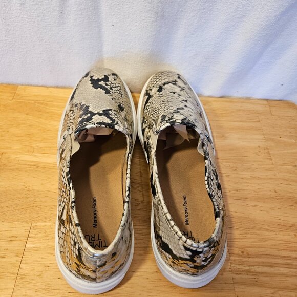 Women's Time and True Slip On Shoes. Size 8. -- ITEM #1962 - Picture 3 of 6